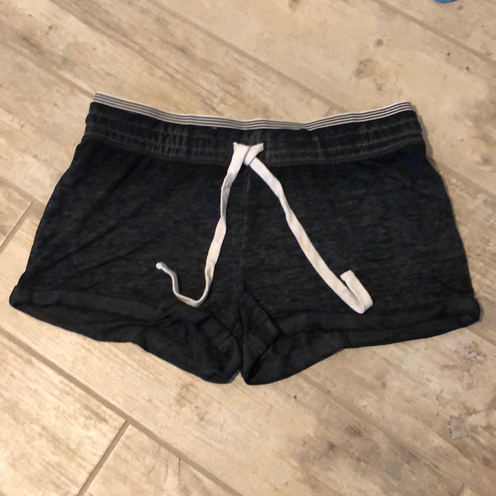 ❤️Derek Heart Super soft drawstring distressed heathered short shorts.